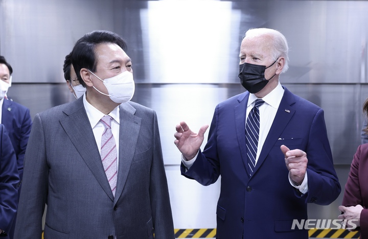 [평택=뉴시스] 전신 기자 = 윤석열 대통령과 조 바이든 미국 대통령이 20일 경기 평택 삼성전자 반도체 공장을 시찰하고 있다. 2022.05.20. photo1006@newsis.com