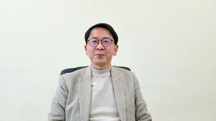 [수원=뉴시스] 박종대 기자 = 권기현 경기대학교 소프트웨어(SW)중심대학사업단장이 최근 뉴시스와 가진 인터뷰에서 SW인재 양성을 위한 대학 발전방안을 소개하고 있다. 권 단장은 "학생들이 입학할 때 거북이로 들어왔다면 졸업할 때는 ‘거북선’으로 거듭 나 산업현장 인재로 성장할 수 있도록 SW중심대학사업단을 이끌어나가겠다"고 포부를 밝혔다. 2022.05.21. pjd@newsis.com *재판매 및 DB 금지