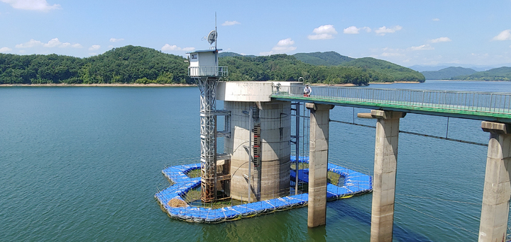 [진주=뉴시스] 진주시, 진양호 취수탑 조류 차단막.(사진=뉴시스 DB).photo@newsis.com *재판매 및 DB 금지