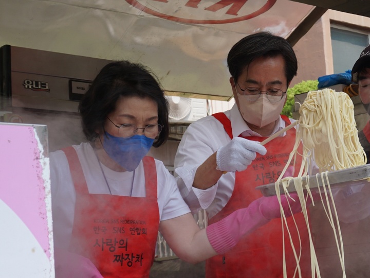 [의왕=뉴시스] 박상욱 기자 = 김동연 더불어민주당 경기도지사 후보와 배우자 정우영 여사가 21일 오후 경기 의왕시의 한 아파트단지에서 어르신들을 위한 짜장면나눔 봉사활동에 참여하고 있다. 2022.05.21. sw78@newsis.com *재판매 및 DB 금지