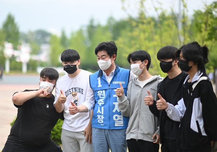 21일 원주지역 청년 모임 300여명이 구자열 원주시장 후보를 지지하며 사진을 촬영하고 있다. *재판매 및 DB 금지