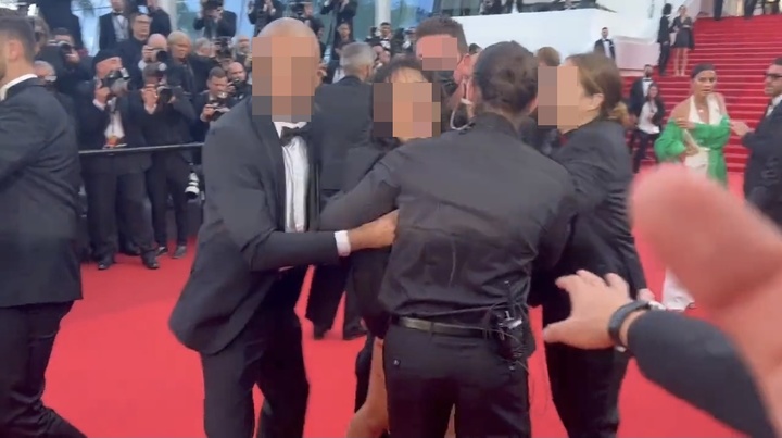 [서울=뉴시스] 제75회 칸 국제영화제 레드카펫에 나체로 난입한 여성. 2022.05.21. (사진 = 카일 뷰캐넌 트위터 캡처) photo@newsis.com *재판매 및 DB 금지 *재판매 및 DB 금지