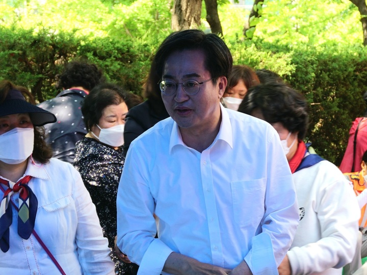 [의왕=뉴시스] 박상욱 기자 = 김동연 더불어민주당 경기도지사 후보가 21일 오후 경기 의왕시의 한 아파트단지에서 어르신들을 위한 짜장면나눔 봉사활동에 참여하고 있다. 2022.05.21. sw78@newsis.com *재판매 및 DB 금지