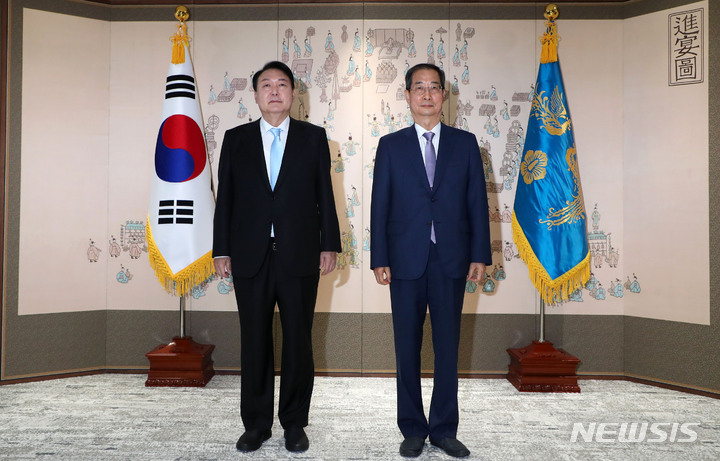 [서울=뉴시스] 홍효식 기자 = 윤석열 대통령이 21일 오전 서울 용산 대통령실 청사 소접견실에서 한덕수 신임 국무총리에게 임명장을 수여한 뒤 기념촬영을 하고 있다. 2022.05.21. yesphoto@newsis.com