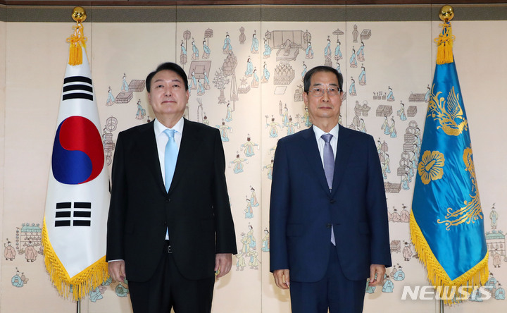 [서울=뉴시스] 홍효식 기자 = 윤석열 대통령이 21일 오전 서울 용산 대통령실 청사 소접견실에서 한덕수 신임 국무총리에게 임명장을 수여한 뒤 기념촬영을 하고 있다. 2022.05.21. yesphoto@newsis.com