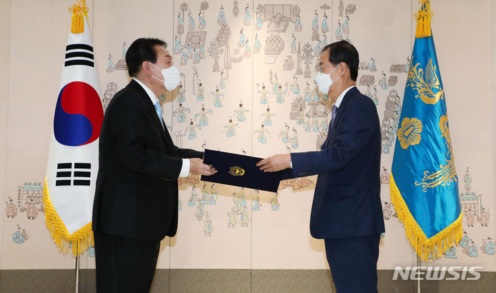 [서울=뉴시스] 홍효식 기자 = 윤석열 대통령이 21일 오전 서울 용산 대통령실 청사 소접견실에서 한덕수 신임 국무총리에게 임명장을 수여하고 있다. 2022.05.21. yesphoto@newsis.com