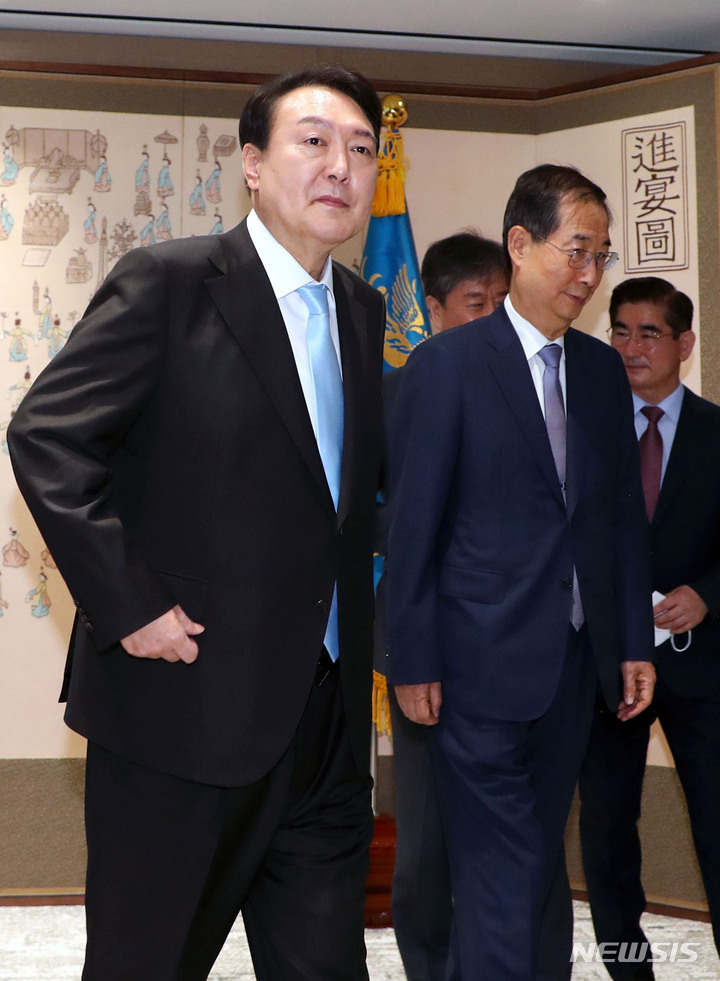 [서울=뉴시스] 홍효식 기자 = 윤석열 대통령이 21일 오전 서울 용산 대통령실 청사 소접견실에서 한덕수 신임 국무총리에게 임명장을 수여한 뒤 환담장으로 향하고 있다. 2022.05.21. yesphoto@newsis.com