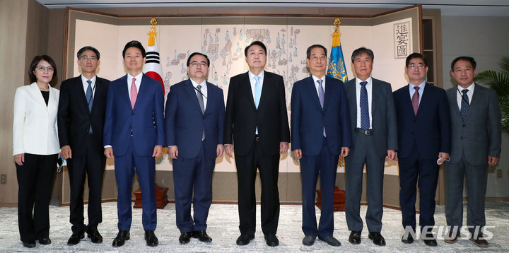 [서울=뉴시스] 홍효식 기자 = 윤석열 대통령이 21일 오전 서울 용산 대통령실 청사 소접견실에서 한덕수 신임 국무총리에게 임명장을 수여한 뒤 배석자들과 기념촬영을 하고 있다. 왼쪽부터 강인선 대변인, 복두규 인사기획관, 장성민 정책조정기획관, 김성한 국가안보실장, 윤석열 대통령, 한덕수 국무총리, 김대기 비서실장, 김용현 경호처장, 강승규 시민사회수석. 2022.05.21. yesphoto@newsis.com