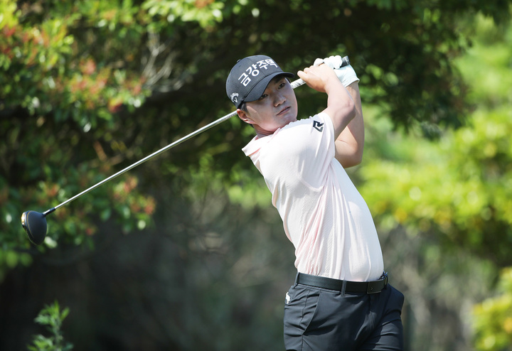[서울=뉴시스] 이영환 기자 = 21일 경남 거제 드비치골프클럽에서 열린 제12회 데상트 코리아 먼싱웨어 매치플레이 조별리그 1경기, 옥태훈이 11번홀에서 드라이버 티샷을 하고 있다.&nbsp; (사진=KPGA 제공) 2022.05.21. photo@newsis.com *재판매 및 DB 금지