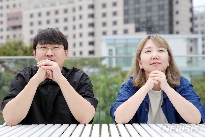 [서울=뉴시스] 조성우 기자 = 모바일 미디어 채널 '딩고(dingo)' 박동준 제작본부장(왼쪽)과 장백산 제작1팀장이 지난 19일 서울 강남구 딩고 사옥에서 뉴시스와 인터뷰에 앞서 포즈를 취하고 있다. 2022.05.22. xconfind@newsis.com