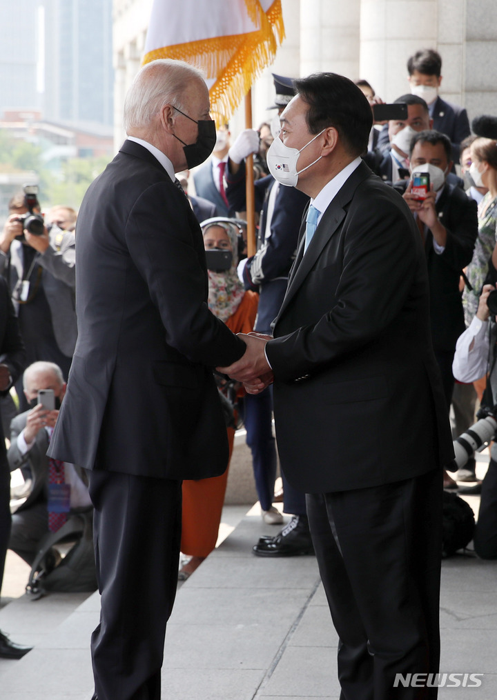 [서울=뉴시스] 전신 기자 = 윤석열 대통령이 21일 서울 용산 대통령실 청사 앞에서 조 바이든 미국 대통령을 영접하고 있다. 2022.05.21. photo1006@newsis.com