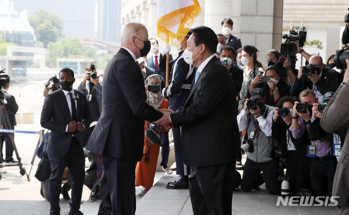 [서울=뉴시스] 전신 기자 = 윤석열 대통령이 21일 서울 용산 대통령실 청사 앞에서 조 바이든 미국 대통령을 영접하고 있다. 2022.05.21. photo1006@newsis.com