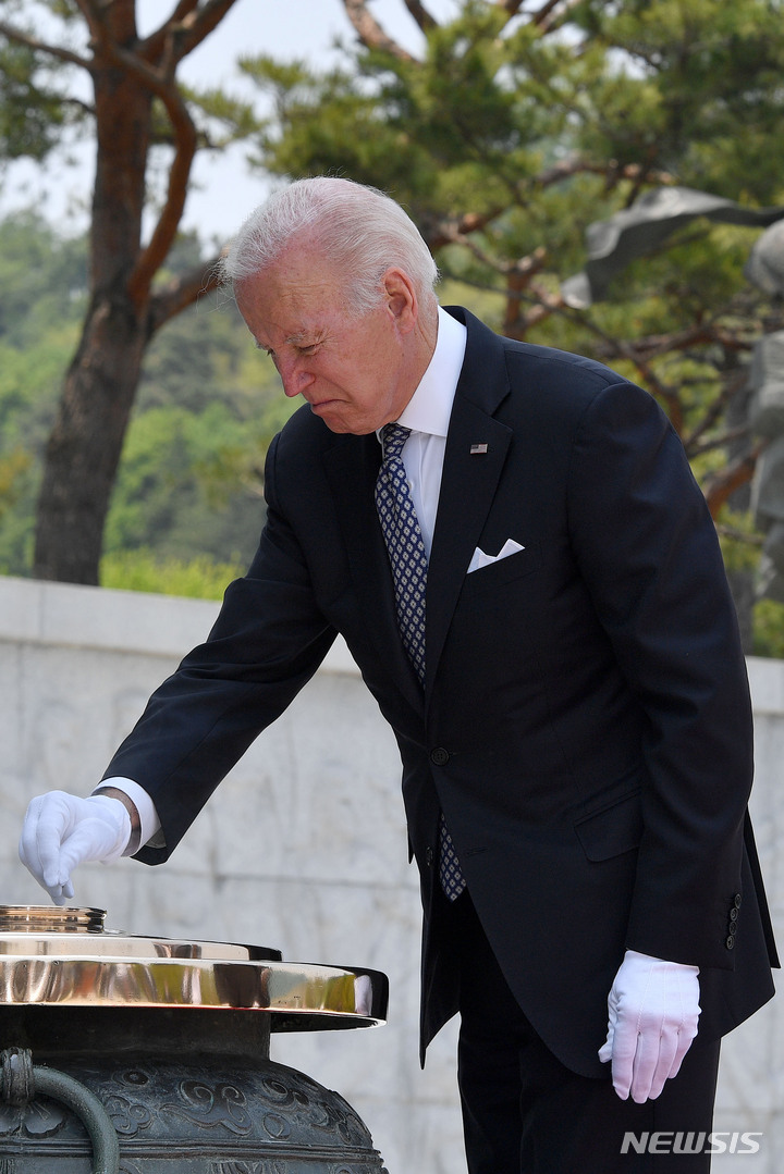 [서울=뉴시스] 사진공동취재단 = 방한 중인 조 바이든 미국 대통령이 21일 서울 동작구 국립서울현충원을 찾아 참배를 하고 있다. 2022.05.21. photo@newsis.com