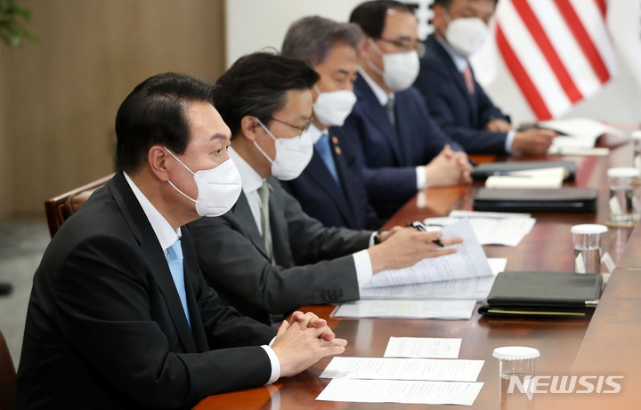 [서울=뉴시스] 홍효식 기자 = 윤석열 대통령이 21일 오후 서울 용산 대통령실 청사 접견실에서 과 조 바이든 미국 대통령과 확대 정상회담을 하고 있다. 2022.05.21. yesphoto@newsis.com