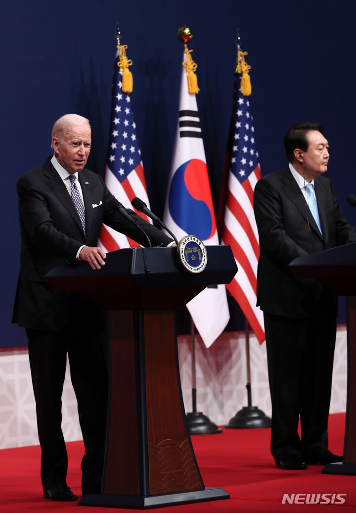 [서울=뉴시스] 홍효식 기자 = 윤석열 대통령과 조 바이든 미국 대통령이 21일 오후 서울 용산 대통령실 청사 대강당에서 한미정상회담 공동기자회견을 하고 있다. 2022.05.21. yesphoto@newsis.com