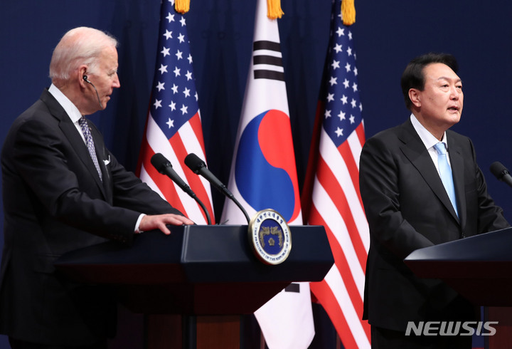 [서울=뉴시스] 홍효식 기자 = 윤석열 대통령과 조 바이든 미국 대통령이 21일 오후 서울 용산 대통령실 청사 대강당에서 한미정상회담 공동기자회견을 하고 있다. 2022.05.21. yesphoto@newsis.com