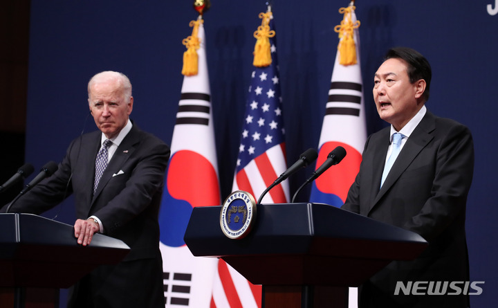 [서울=뉴시스] 전신 기자 = 윤석열 대통령과 조 바이든 미국 대통령이 지난달 21일 서울 용산 대통령실 청사에서 공동기자회견을 하고 있다. 2022.05.21. photo1006@newsis.com