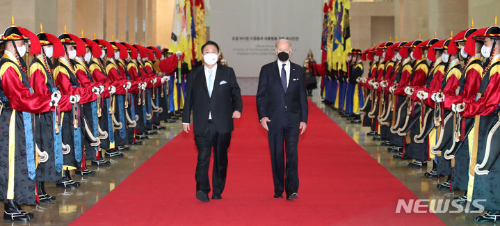 [서울=뉴시스] 홍효식 기자 = 윤석열 대통령과 조 바이든 미국 대통령이 21일 오후 서울 용산구 국립중앙박물관에서 열린 한미 정상 만찬에 참석하고 있다. 2022.05.21. yesphoto@newsis.com