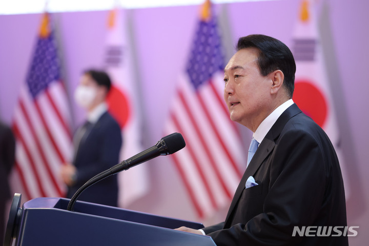 [서울=뉴시스] 윤석열 대통령이 21일 오후 서울 용산구 국립중앙박물관에서 열린 한미 정상 만찬에서 만찬사하고 있다. (사진=대통령실 제공) 2022.05.21. photo@newsis.com