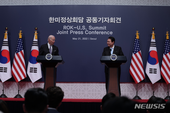 [서울=뉴시스] 윤석열 대통령과 조 바이든 미국 대통령이 21일 서울 용산 대통령실 청사에서 공동기자회견을 하고 있다. (사진=대통령실 제공) 2022.05.21. photo@newsis.com