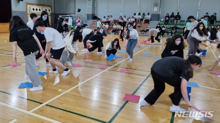 [인천=뉴시스] 이루비 기자 = 인천청소년문화센터의 참여기구 연합 워크숍 '다락 체육대회' 모습. (사진=인천청소년문화센터 제공)