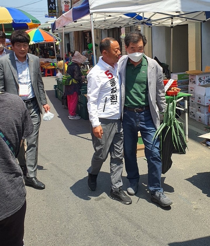 홍창환 밀양시의회 의원 다선거구 후보가 시민들에게 지지를 호소하고 있다. (홍창환 후보 캠프 제공) *재판매 및 DB 금지