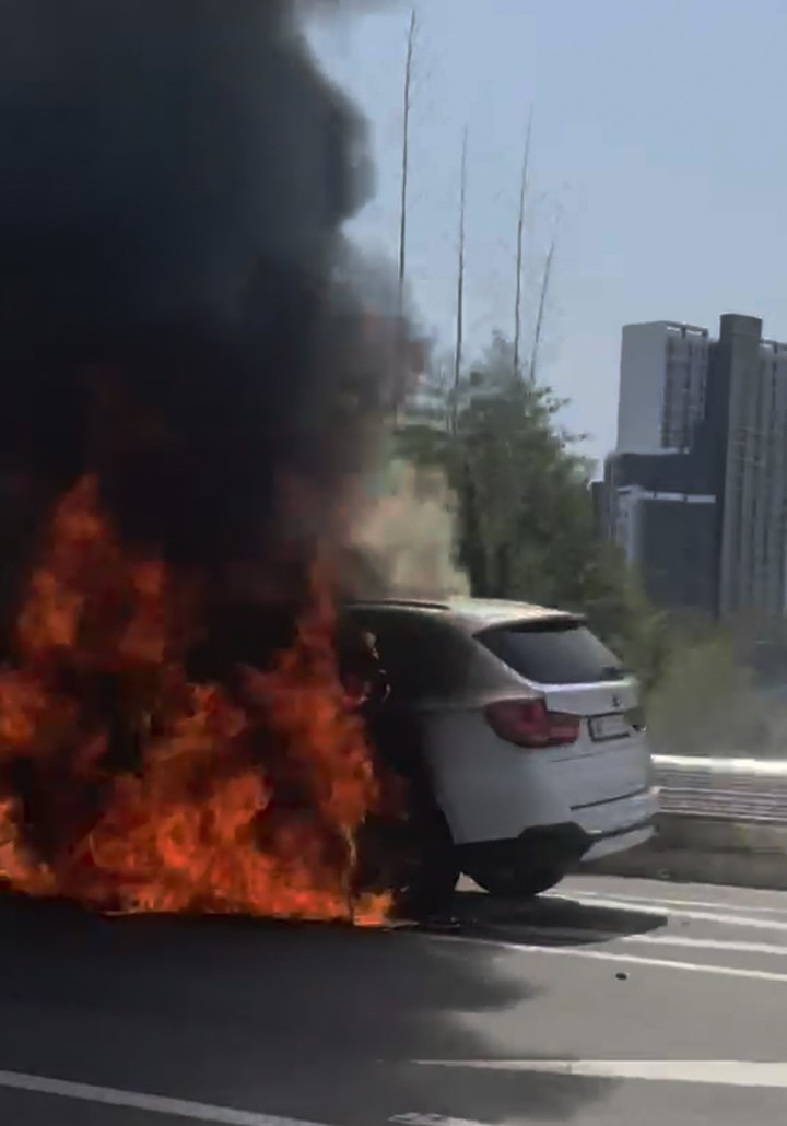 [나주=뉴시스] 이영주 기자 = 22일 전남 나주시 금천면 석전리 국도49호선(나주혁신도시 방면)을 달리던 BMW 차량에서 불이 났지만 다행히 인명 피해는 없었다. (사진 = 독자 제공) 2022.05.22. photo@newsis.com *재판매 및 DB 금지