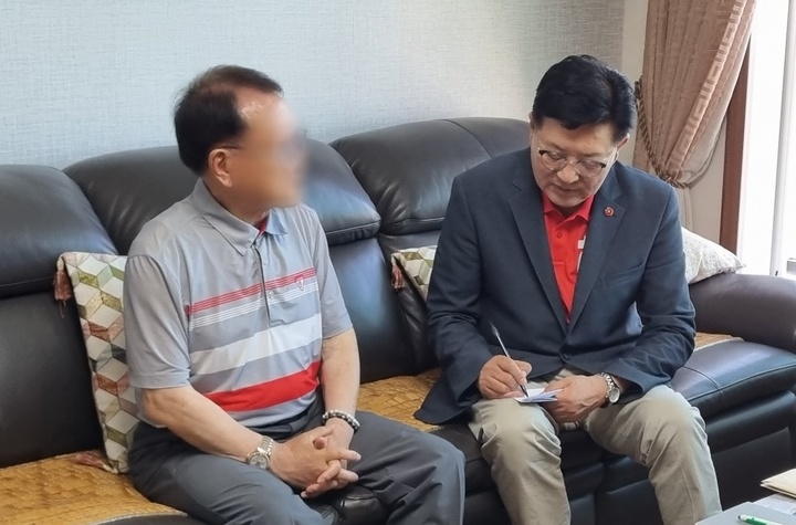 [제주=뉴시스] 국민의힘 허향진 제주지사 후보가 22일 오전 4·3희생자 유족을 만나 면담하고 있다. (사진=허향진 후보 선거사무소 제공) 2022.05.22. photo@newsis.com *재판매 및 DB 금지