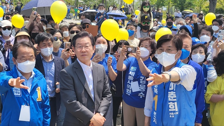 [뉴시스=세종]이춘희 민주당 세종시장 후보가 이재명 상임선대위원장에게 세종호수공원에 있는 노무현 공원에 대해 설명하고 있다. ssong1007@newsis.com *재판매 및 DB 금지