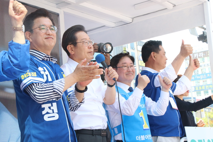 [대전=뉴시스] 조명휘 기자 = 더불어민주당 이재명 총괄선거대책위원장이 22일 오후 서구 둔산동 갤러리아 타임월드 맞은 편 국민은행 앞에서 열린 유세에서 허태정 대전시장 후보를 비롯한 민주당 지방선거 후보자들에 대한 지지를 호소하고 있다. (사진= 민주당 대전시당 제공) 2022.05.22. photo@newsis.com *재판매 및 DB 금지