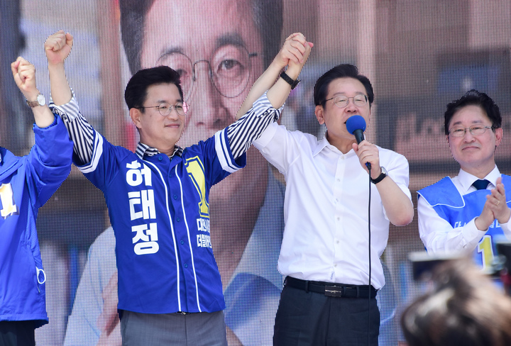 [대전=뉴시스] 조명휘 기자 = 더불어민주당 이재명 총괄선거대책위원장이 22일 오후 서구 둔산동 갤러리아 타임월드 맞은 편 국민은행 앞에서 열린 유세에서 허태정 대전시장 후보를 비롯한 민주당 지방선거 후보자들에 대한 지지를 호소하고 있다. (사진= 허태정 대전시장 후보 캠프 제공) 2022.05.22. photo@newsis.com *재판매 및 DB 금지