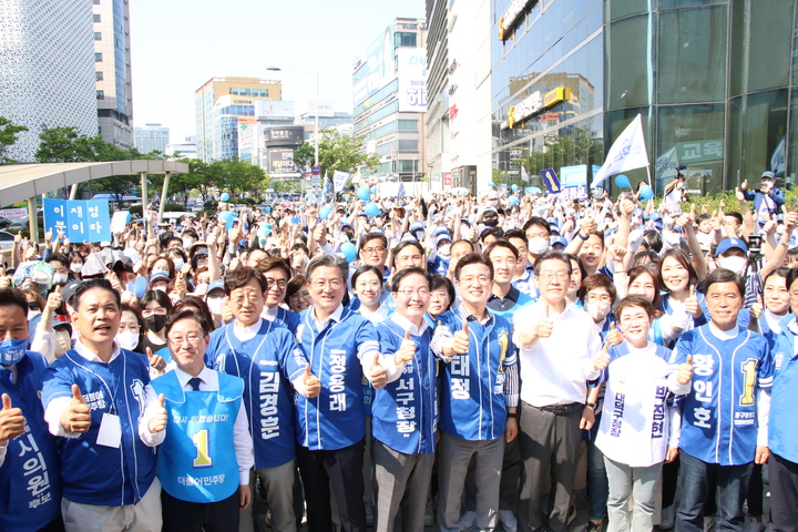 [대전=뉴시스] 조명휘 기자 = 더불어민주당 이재명 총괄선거대책위원장이 22일 오후 서구 둔산동 갤러리아 타임월드 맞은 편 국민은행 앞에서 열린 유세에서 허태정 대전시장 후보를 비롯한 민주당 지방선거 후보자들과 승리를 다짐하고 있다. (사진= 민주당 대전시당 제공) 2022.05.22. photo@newsis.com *재판매 및 DB 금지