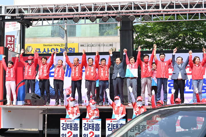[홍성=뉴시스] 김태흠 국민의힘 충남도지사 후보가 금산군수, 도의원, 군의원 출마자들과 합동유세를 벌인 뒤 인사를 하고 있다.&nbsp; *재판매 및 DB 금지