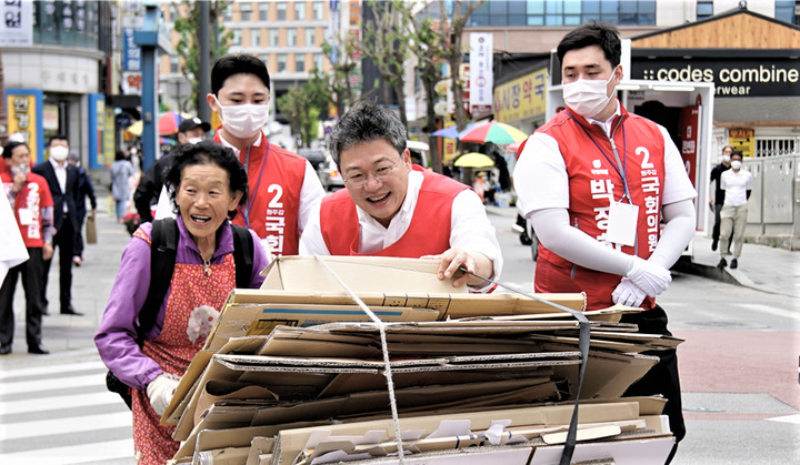 박정하 국민의힘 원주갑 국회의원 후보 '삐뽀삐뽀 민생탐방' 모습. *재판매 및 DB 금지