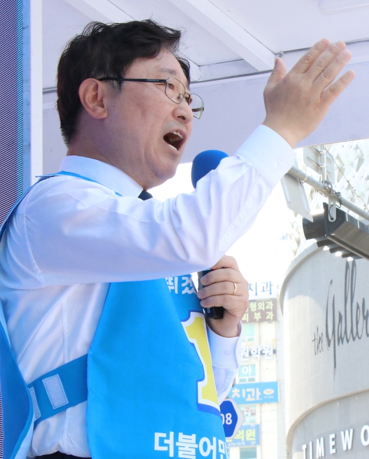 [대전=뉴시스] 조명휘 기자 = 박범계(대전 서구을) 전 법무부장관이 22일 오후 서구 둔산동 국민은행 앞에서 이재명 총괄선대위원장과 단체장 및 지방의원 후보들이 참여한 가운데 열린 집중유세에서 발언을 하고 있다. 2022.05.22. photo@newsis.com *재판매 및 DB 금지