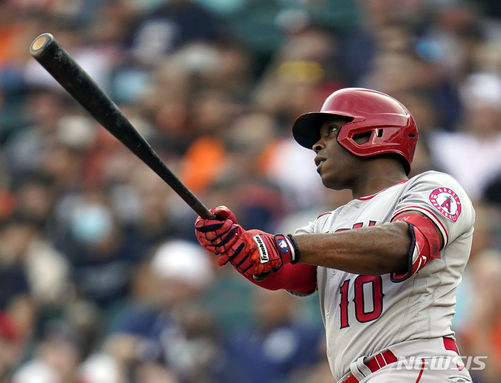 [디트로이트=AP/뉴시스] LA 에인절스의 저스틴 업튼이 2021년 8월 19일(한국시간) 미국 디트로이트에서 열린 디트로이트 타이거즈와 2021 MLB 원정경기에서 1회초 2점 홈런을 때리고 있다. 2022.05.22.