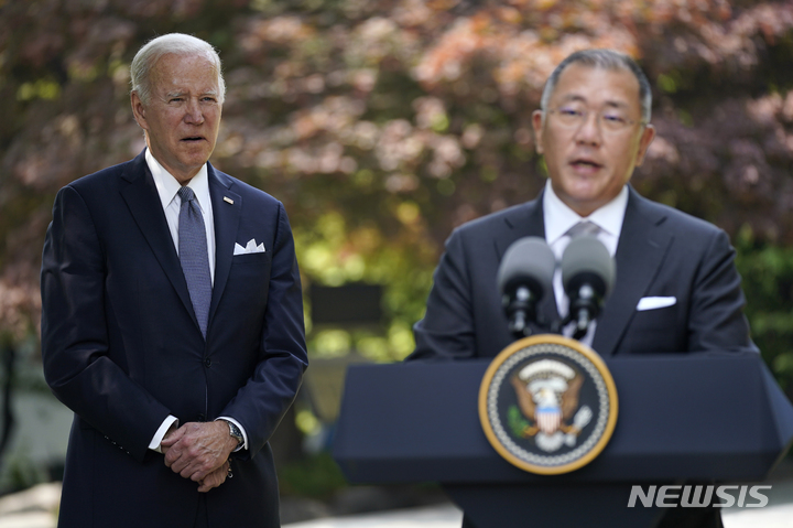 [서울=AP/뉴시스]22일 오전 서울 그랜드 하얏트 호텔 정원에서 조 바이든 미국 대통령(왼쪽)이 정의선 현대자동차그룹 회장의 연설을 듣고 있다. 2022.05.22.