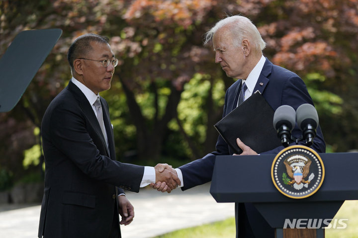 [서울=AP/뉴시스]22일 서울 그랜드 하얏트 호텔에서 조 바이든 미국 대통령(왼쪽)이정의선 현대자동차그룹 회장과 악수하고 있다. 2022.05.22.