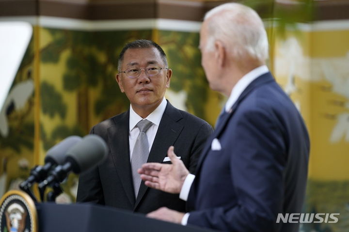 [서울=AP/뉴시스]22일 오전 서울 그랜드 하얏트 호텔 정원에서 조 바이든 미국 대통령(왼쪽)이 정의선 현대자동차그룹 회장이 지켜보는 가운데 기자회견을 하고 있다. 2022.05.22.