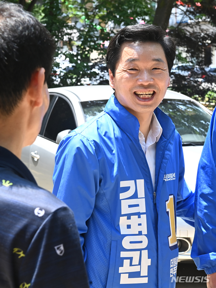 [성남=뉴시스] 김종택기자 = 경기 성남 분당갑 국회의원 보궐선거에 출마한 김병관 더불어민주당후보가 지난 22일 오후 경기도 성남시 분당구 한 배드민턴 동호회를 방문해 지지를 호소하고 있다. 2022.05.22. jtk@newsis.com