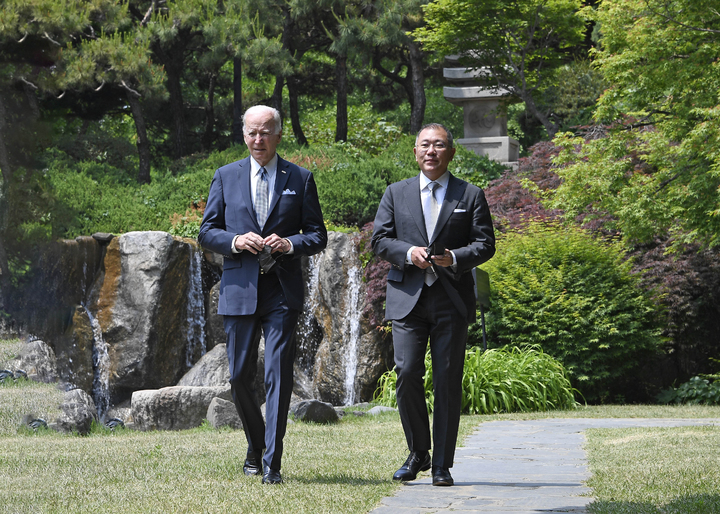 [서울=뉴시스] 백동현 기자 = 조 바이든 미국 대통령과 정의선 현대차그룹 회장이 22일 오전 서울 용산구 그랜드하얏트서울에서 환담을 갖고 기자단을 대상으로 스피치하기 위해 이동하고 있다. (사진=현대자동차 제공) 2022.05.22. photo@newsis.com *재판매 및 DB 금지