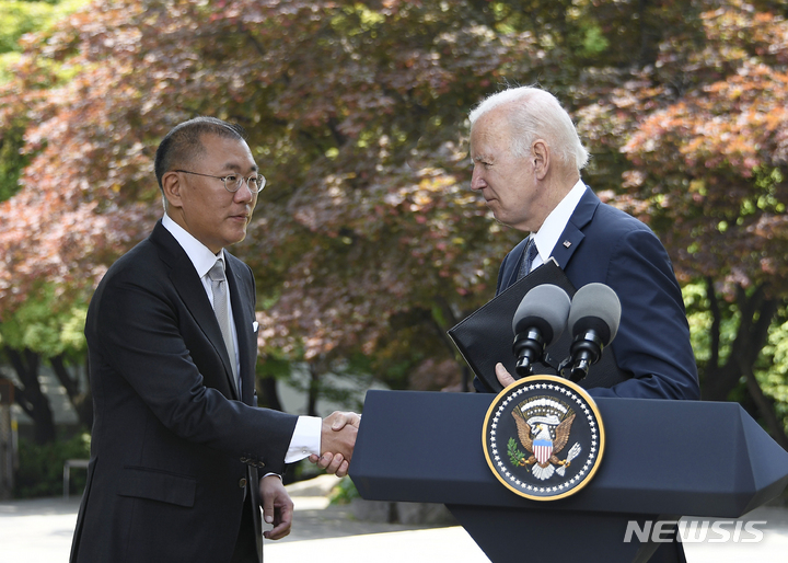 [서울=뉴시스] 백동현 기자 = 조 바이든 미국 대통령과 정의선 현대자동차 회장이 지난 5월 22일 오전 서울 용산구 그랜드하얏트서울에서 환담을 갖고 기자단을 대상으로 스피치하기 전 악수하고 있다. (사진=현대자동차 제공) 2022.05.22. photo@newsis.com