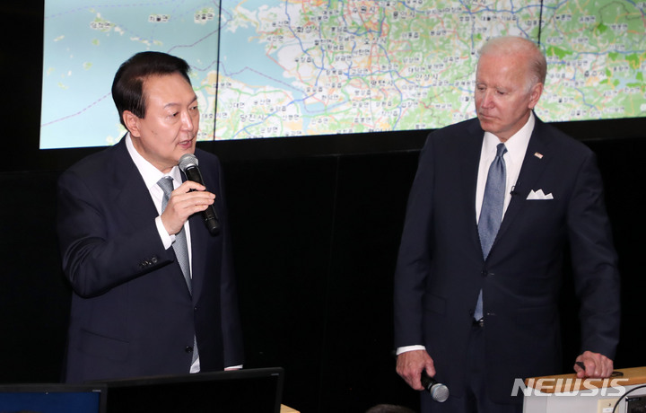 [평택=뉴시스] 홍효식 기자 = 윤석열 대통령이 22일 경기 평택시 오산 공군기지 공군작전사령부 항공우주작전본부 작전조정실을 방문해 장병들에게 격려의 말을 전하고 있다. 2022.05.22. yesphoto@newsis.com