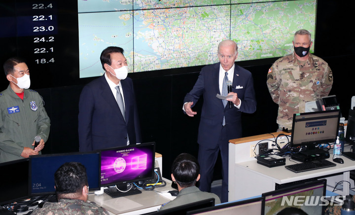 [평택=뉴시스] 홍효식 기자 = 조 바이든 미국 대통령이 22일 경기 평택시 오산 공군기지 공군작전사령부 항공우주작전본부 작전조정실을 방문해 장병들에게 격려의 말을 전하고 있다. 2022.05.22. yesphoto@newsis.com