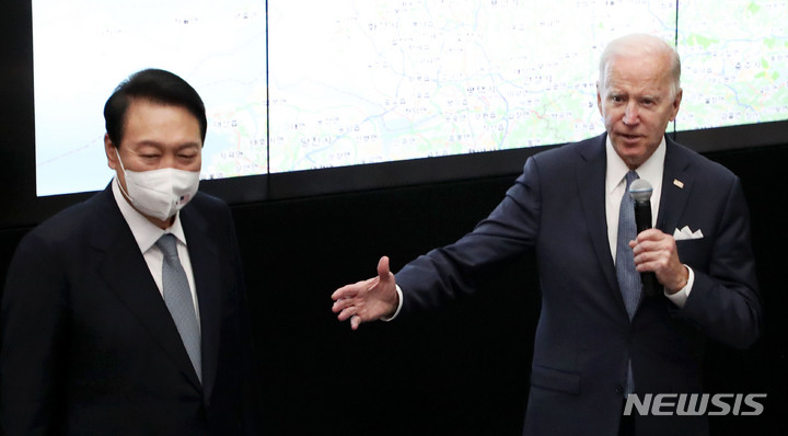 [평택=뉴시스] 홍효식 기자 = 조 바이든 미국 대통령이 22일 경기 평택시 오산 공군기지 공군작전사령부 항공우주작전본부 작전조정실을 방문해 장병들에게 격려의 말을 전하고 있다. 2022.05.22. yesphoto@newsis.com