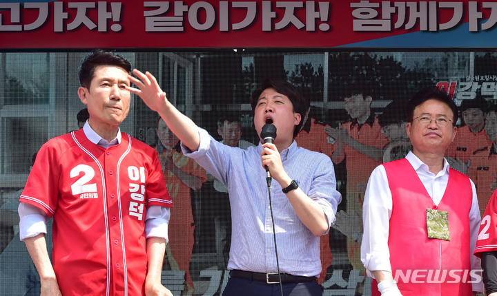 [포항=뉴시스] 이무열 기자 = 이준석 국민의힘 대표 겸 상임선대위원장이 22일 오후 경북 포항시 영일대해수욕장 앞에서 열린 합동 유세에서 시민들에게 지지를 호소하고 있다. 2022.05.22. lmy@newsis.com