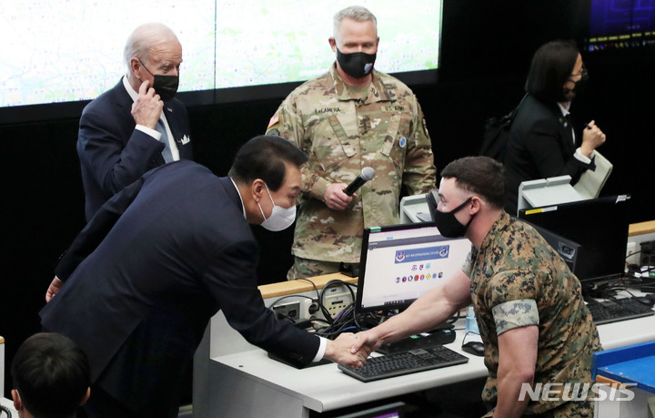 [평택=뉴시스] 홍효식 기자 = 윤석열 대통령과 조 바이든 미국 대통령이 22일 경기 평택시 오산 공군기지 공군작전사령부 항공우주작전본부 작전조정실을 방문해 장병들을 격려하고 있다. 2022.05.22. yesphoto@newsis.com