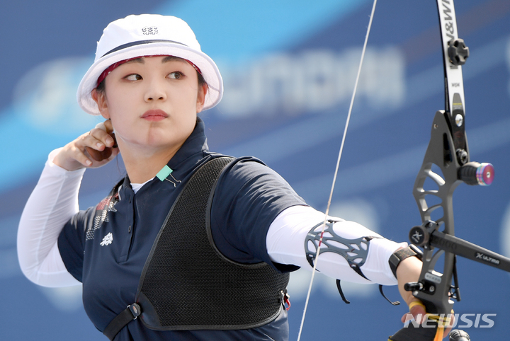 [광주=뉴시스] 류형근 기자 = 광주2022현대양궁월드컵 개막 6일째인 22일 오후 광주 광산구 광주여자대학교 운동장에서 열린 리커브 여자 개인전 결승 경기, 이가현(대전체육회)이 화살을 쏘고 있다. 2022.05.22. hgryu77@newsis.com
