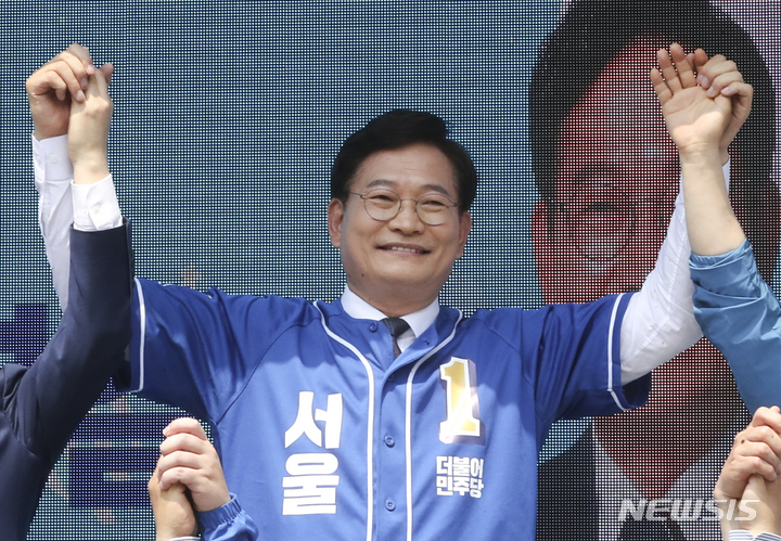 [서울=뉴시스] 최진석 기자 = 송영길 더불어민주당 서울시장 후보가 22일 오후 서울 중구 백학시장에서 열린 유세에 참석해 지지를 호소하며 손을 들어 보이고 있다. 2022.05.22. myjs@newsis.com