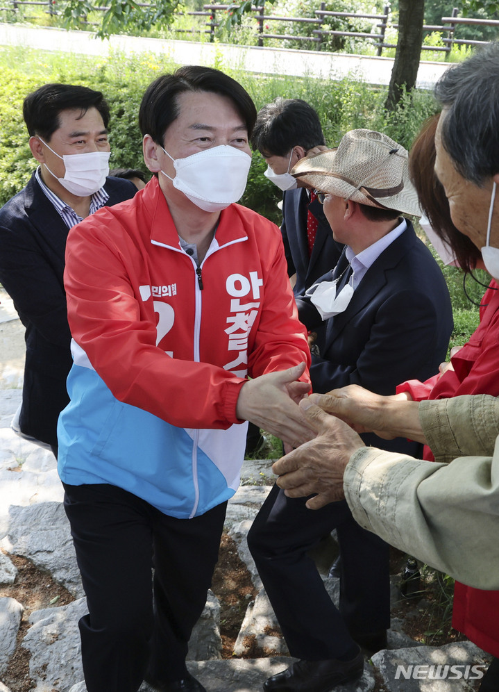 [성남=뉴시스] 최진석 = 안철수 국민의힘 성남분당갑 국회의원 후보가 22일 오후 경기 성남시 분당구 율동공원을 찾아 시민들과 인사하고 있다. (공동취재사진)&nbsp; 2022.5.22. photo@newsis.com